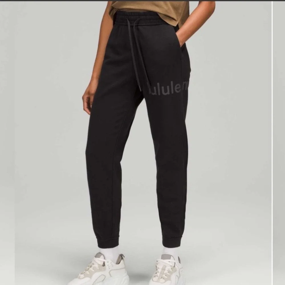 Lululemon Loungeful High Rise Graphic Fleece Jogger Black Sz 6 Travel Lounge